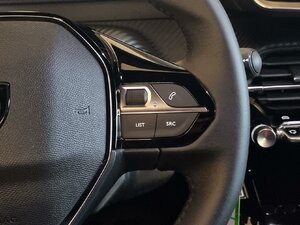 Peugeot 2008 Allure Klimaautom. Alu Allwetter Android Appl 14.715 km 17.690 &euro; HAAN 42781
