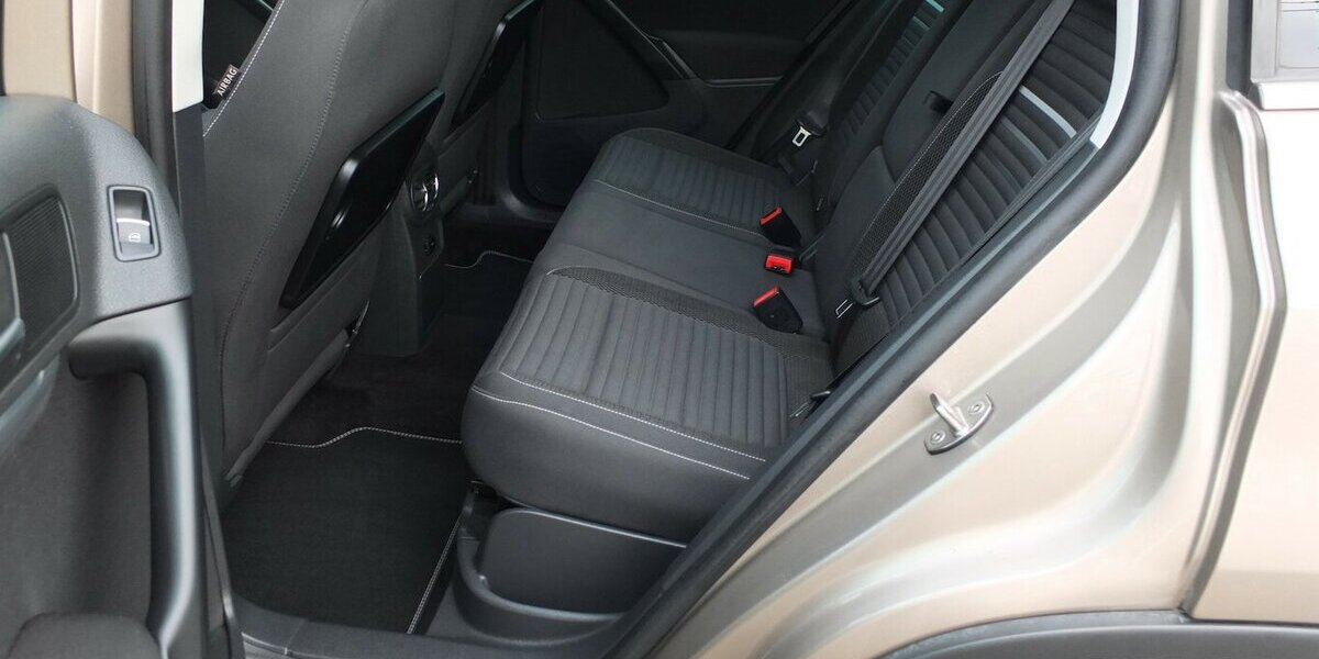 VW Tiguan CUP SPORT NAVI PARKPILOT TEMPOMAT 88.859 km 10.908 &euro; Köln 50858