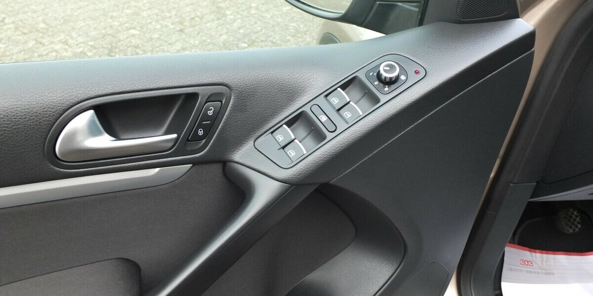 VW Tiguan CUP SPORT NAVI PARKPILOT TEMPOMAT 88.859 km 10.908 &euro; Köln 50858
